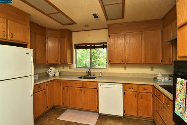 9687 Manzanita Way, Coulterville CA: https://media.crmls.org/mediaz/797d9420-1fc2-405e-b42a-b0026269e711.jpg