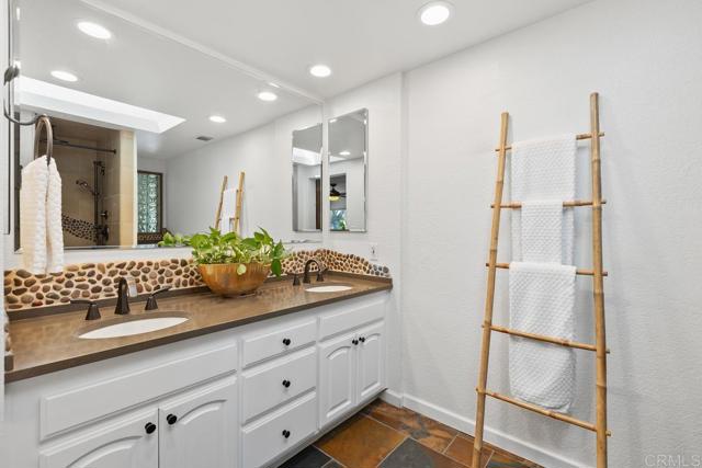 2085 Valley View Boulevard, El Cajon CA: https://media.crmls.org/mediaz/797dd223-4210-4c10-9de7-8fce16c1351b.jpg