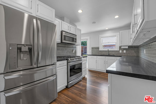 7024 De Longpre Avenue, Los Angeles CA: https://media.crmls.org/mediaz/797df587-3761-4ec9-b098-f1ba0317eb9f.jpg