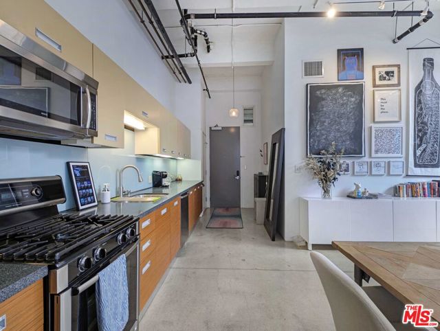 738 S Los Angeles Street, Los Angeles CA: https://media.crmls.org/mediaz/797ef79c-7414-4875-aea5-a9ae9eaa1b89.jpg