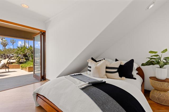 Image 28 of 52 For 2617 Ocean Front Walk