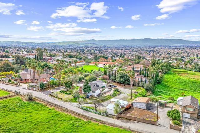 2363 Pleasant Acres Drive, San Jose CA: https://media.crmls.org/mediaz/7980fcb6-4f1e-44f5-9f33-3c90450ec3d0.jpg