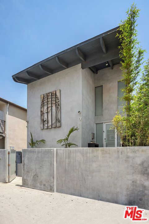 2014 Pacific Avenue, Venice CA: https://media.crmls.org/mediaz/7981090b-14b5-418b-9f5b-d953cb4cd9e0.jpg