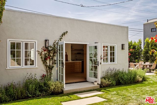 1068 Queen Anne Place, Los Angeles CA: https://media.crmls.org/mediaz/79817ad7-5be4-4f17-8740-3794cd2501d3.jpg