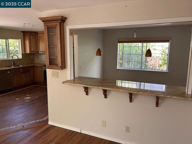 734 Bellflower St, Livermore CA: https://media.crmls.org/mediaz/7981cd58-67ff-457e-b8e7-c83139b147b6.jpg