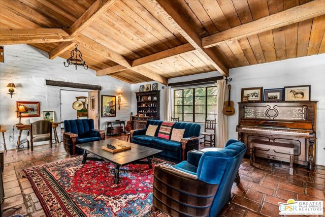 1011 E El Alameda, Palm Springs CA: https://media.crmls.org/mediaz/7981d74c-0c18-40a2-b519-c3bf28d4ac44.jpg