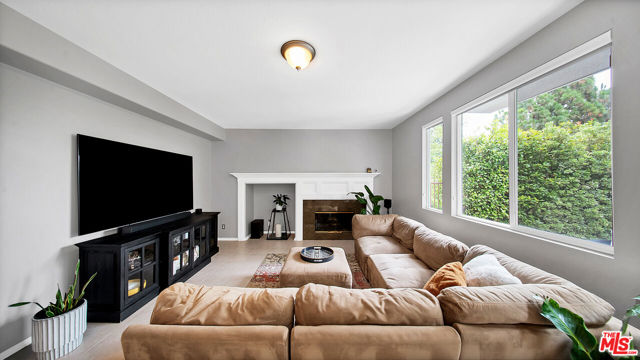 19638 Kilfinan Street, Porter Ranch CA: https://media.crmls.org/mediaz/79823a24-f685-408a-886c-4086fc8ecd6f.jpg