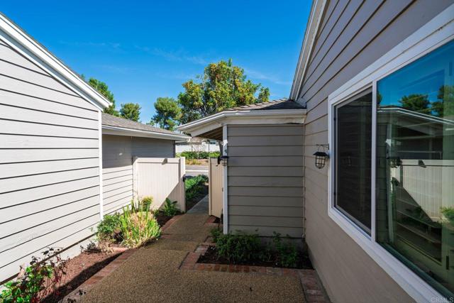 Detail Gallery Image 4 of 43 For 1015 Gleneagles Pl, Vista,  CA 92081 - 2 Beds | 2 Baths