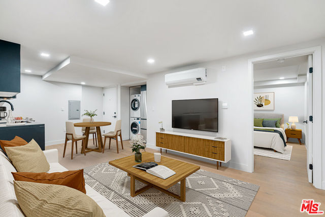 12320 MONTANA Avenue, Los Angeles CA: https://media.crmls.org/mediaz/798489f8-db7a-459f-b1b1-887cd6c0aeba.jpg