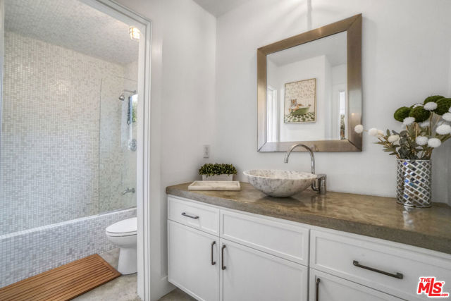 657 Mildred Avenue, Venice CA: https://media.crmls.org/mediaz/7984ed72-b77f-41cd-9f3e-bcbc27abe293.jpg