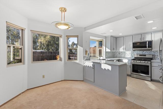 Detail Gallery Image 9 of 41 For 7338 Canyon Breeze Rd, San Diego,  CA 92126 - 4 Beds | 3 Baths