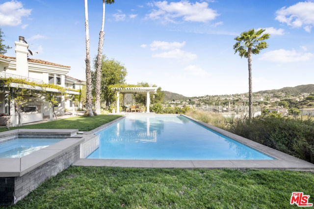 4001 Clarinda Drive, Tarzana CA: https://media.crmls.org/mediaz/7986833f-071a-4ce3-b6a2-94b7c10d8d22.jpg