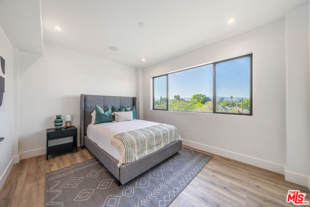 1903 S Bedford Street, Los Angeles CA: https://media.crmls.org/mediaz/7987bd79-d849-45e7-b0fe-3dd0a2b63e2a.jpg