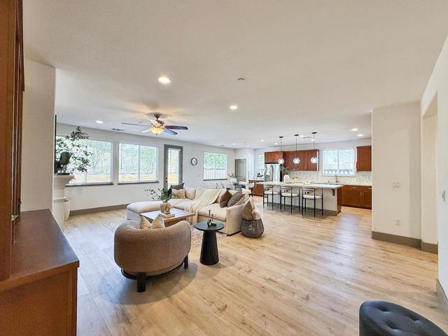 9283 Rancho Hills Drive, Gilroy CA: https://media.crmls.org/mediaz/7988ffec-d296-4c4e-9087-143cd77c5aba.jpg