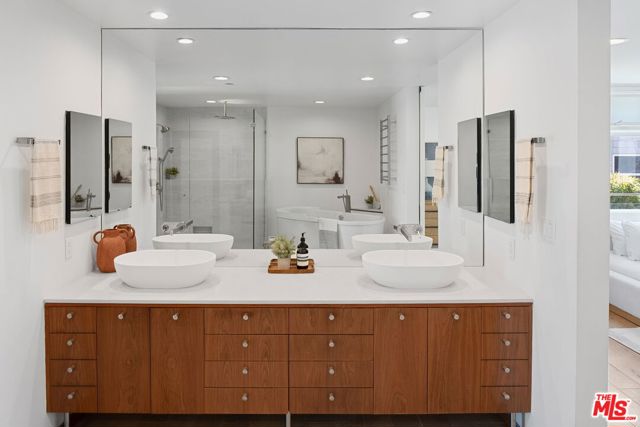 512 Brooks Avenue, Venice CA: https://media.crmls.org/mediaz/7989611c-a4fe-4284-95ea-1c16799d3fd6.jpg
