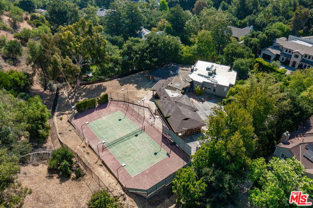 16145 High Valley Place, Encino CA: https://media.crmls.org/mediaz/7989af19-e7f8-4927-a700-4d291445f4b8.jpg
