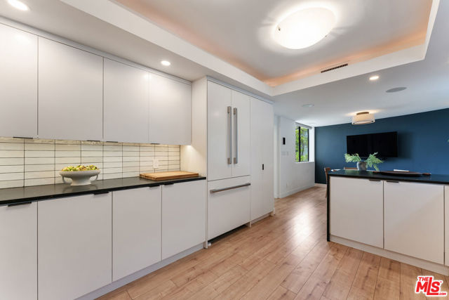 6469 Rodgerton Drive, Los Angeles CA: https://media.crmls.org/mediaz/7989f479-0109-44d5-b2ff-d2c32746b79c.jpg