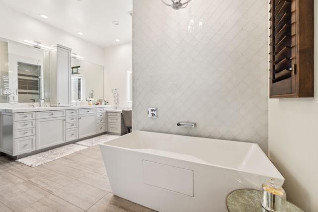 52345 Via Castile, La Quinta CA: https://media.crmls.org/mediaz/798a0828-c48c-4ab8-bcba-ce182be1b828.jpg