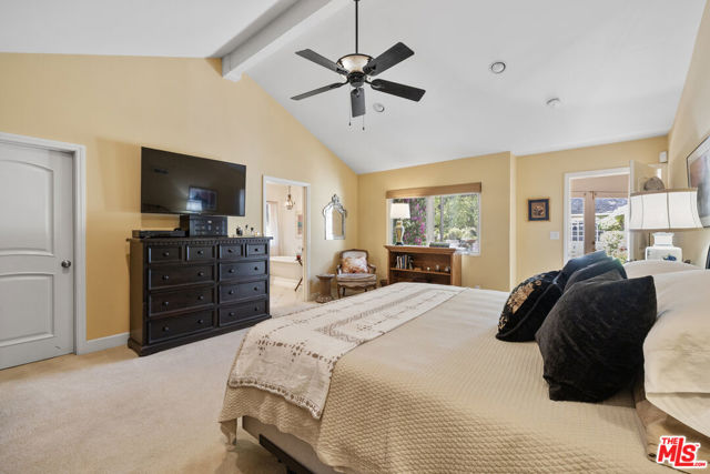 5132 Quakertown Avenue, Woodland Hills CA: https://media.crmls.org/mediaz/798a245a-c361-4fb0-b9a8-bb9b5b241369.jpg