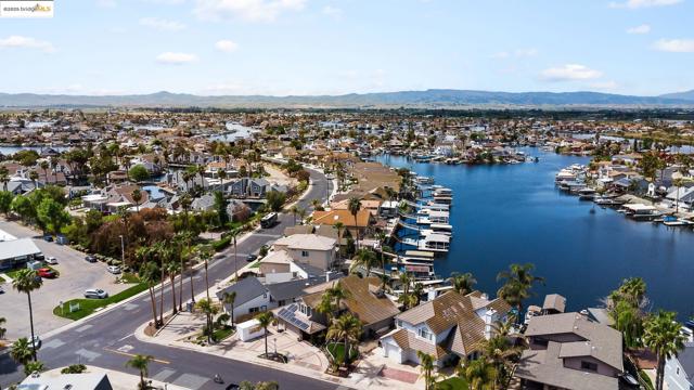 5090 Double Point Way, Discovery Bay CA: https://media.crmls.org/mediaz/798a6d04-c6ed-4e33-bd6d-dd683553af26.jpg