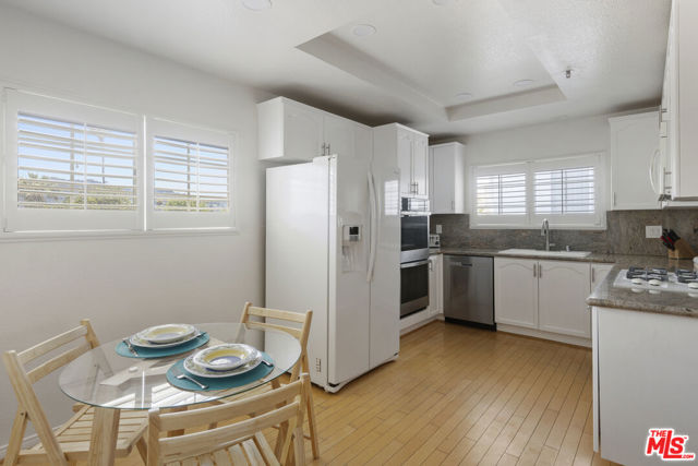 10630 Moorpark Street, 302 photo 6