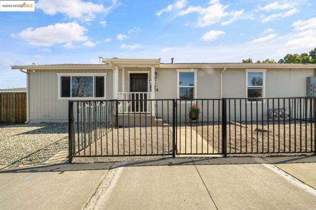 96 Highway Avenue, Bay Point CA: https://media.crmls.org/mediaz/798cdc48-2b42-4515-ada5-872efc29a2d0.jpg