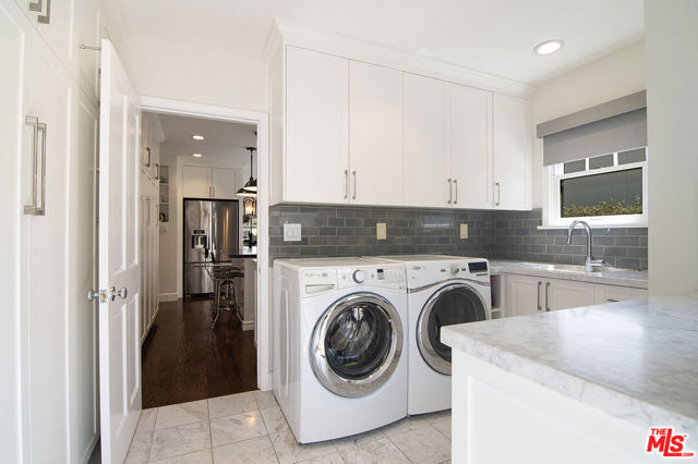 8828 Rosewood Avenue, West Hollywood CA: https://media.crmls.org/mediaz/798d0c05-5102-4330-8358-ed225c14e1f9.jpg