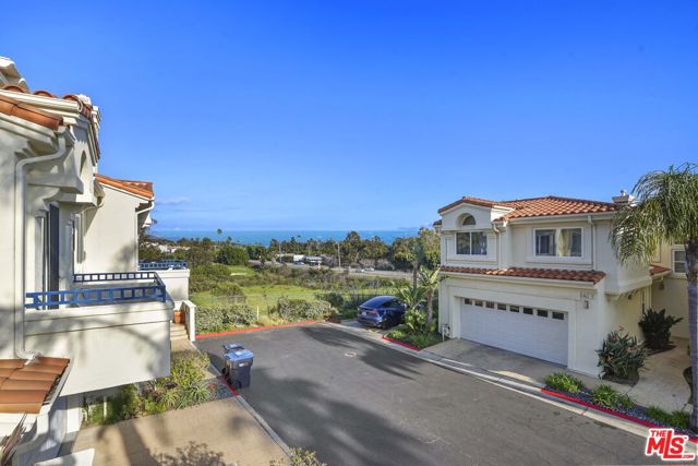 6457 Zuma View Place, Malibu CA: https://media.crmls.org/mediaz/798d47e6-aad5-4b99-9e9c-ef5b058a5bd0.jpg
