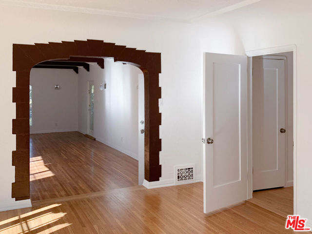 120 N Orange Drive, Los Angeles CA: https://media.crmls.org/mediaz/798d912e-10ed-4a7a-9b1e-ce8cc70331be.jpg