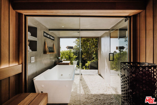 1509 Amalfi Drive, Pacific Palisades CA: https://media.crmls.org/mediaz/798db312-65d0-45a7-8e2c-374ca506c00e.jpg