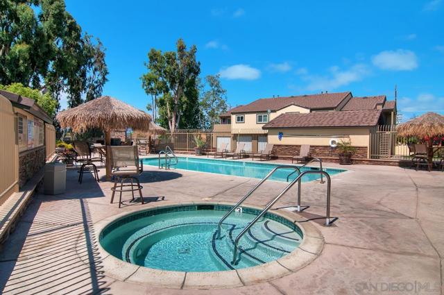5037 Los Morros Way, Oceanside CA: https://media.crmls.org/mediaz/798dfdac-f212-4981-b91f-b60b5f25698f.jpg