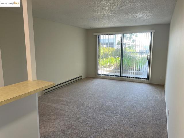 6 Captain DR, Emeryville CA: https://media.crmls.org/mediaz/798e33b1-a113-4920-85eb-4ad99b9a8aa4.jpg