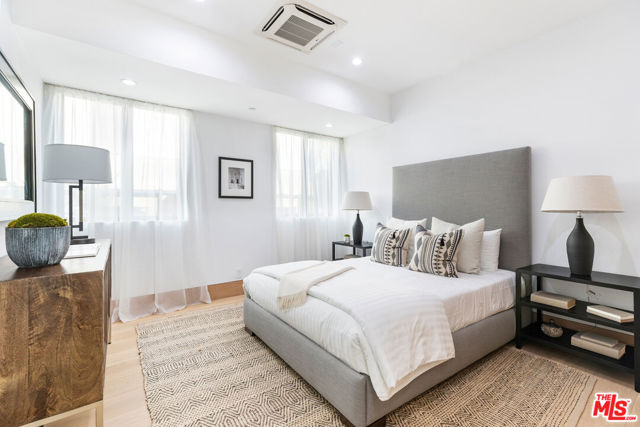 1011 Georgina Avenue, Santa Monica CA: https://media.crmls.org/mediaz/798e719b-2b16-4a59-bc7b-1e860bed83a8.jpg