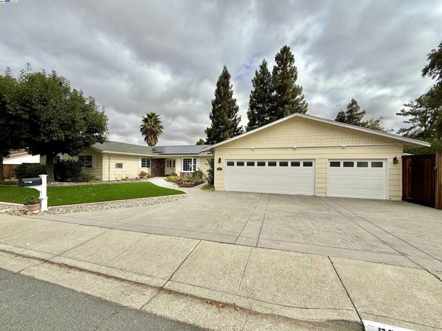 5647 Southbrook Dr, Clayton CA: https://media.crmls.org/mediaz/798ece46-703f-43af-9c9f-dbae5477e671.jpg