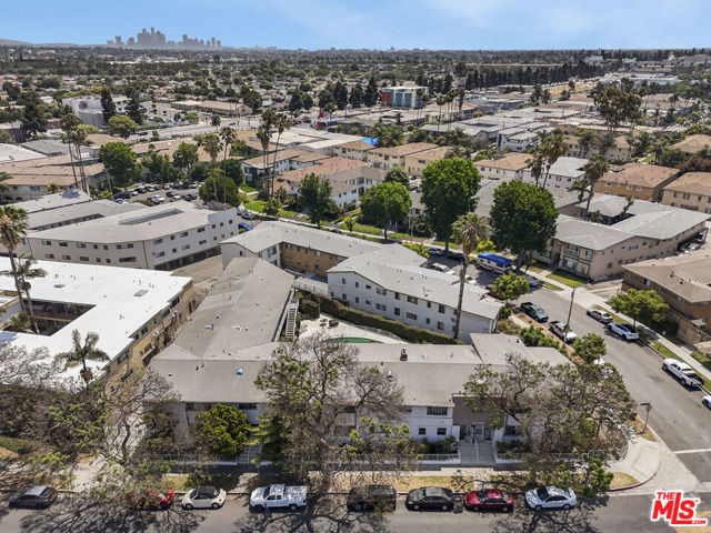 4505 Santa Rosalia Drive, Los Angeles CA: https://media.crmls.org/mediaz/798f749d-53a6-42c8-ae63-92a2c0de94fa.jpg