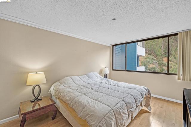 Image 22 of 33 For 555 Pierce St  942