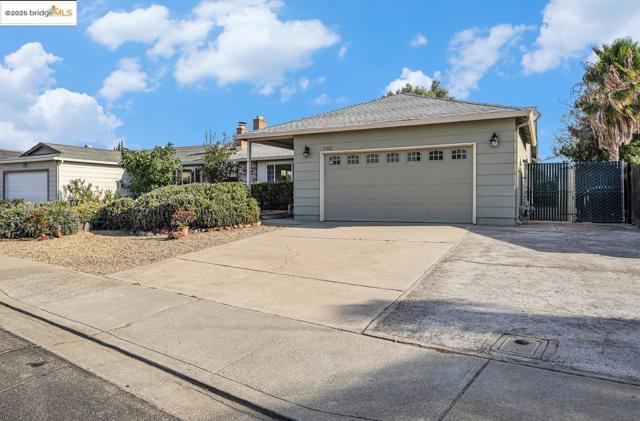 1916 Gamay DR, Oakley CA: https://media.crmls.org/mediaz/7990aa86-2bc1-4471-977a-96060c58b313.jpg