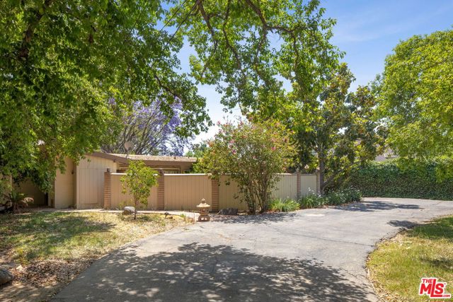 8400 Encino Avenue, Northridge CA: https://media.crmls.org/mediaz/7990e078-f9a1-45e3-9ace-ef82e6af5ddd.jpg