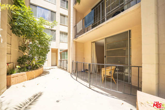 421 S La Fayette Park Place, Los Angeles CA: https://media.crmls.org/mediaz/799148fb-25ac-4ea0-82b3-b821fc3179e6.jpg