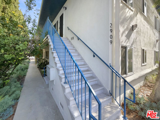 2909 10th Street, Santa Monica CA: https://media.crmls.org/mediaz/7993bdc6-edc4-48df-8324-61d2d723395b.jpg