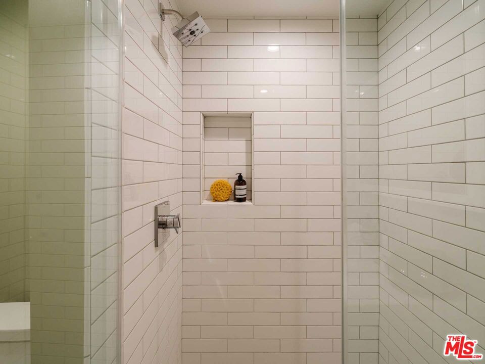 https://media.crmls.org/mediaz/799483f7-c886-4469-b955-bd53ed39b0d7.jpg?preset=X-Large