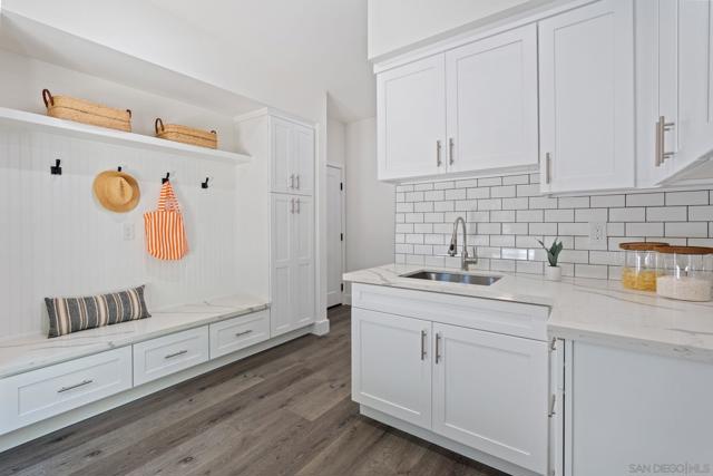 1384 Cynthia Ln, Carlsbad CA: https://media.crmls.org/mediaz/7994c298-d41e-4256-b953-30ecd156c8e9.jpg