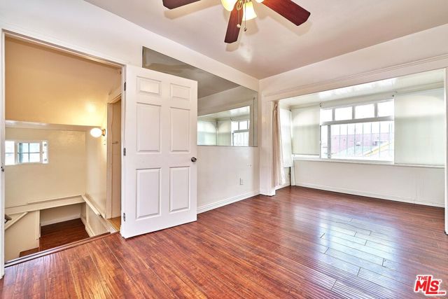1147 S Mariposa Avenue, Los Angeles CA: https://media.crmls.org/mediaz/79958a42-2d49-43d6-8266-97272655fc4e.jpg