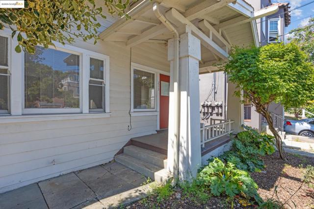 271 38Th St, Oakland CA: https://media.crmls.org/mediaz/79966f3a-bc10-4c96-a0a1-7f105287e207.jpg