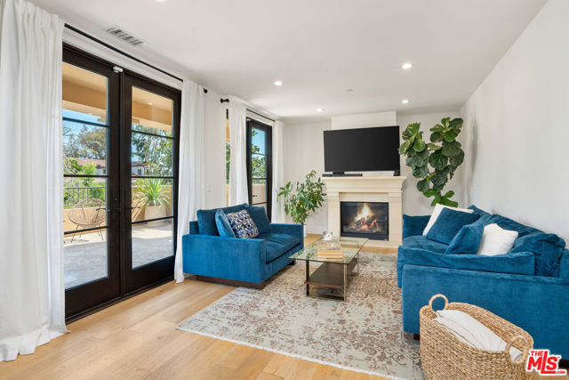 10523 Ashton Avenue, Los Angeles CA: https://media.crmls.org/mediaz/799820a2-63cf-48df-a181-7203623f38a1.jpg
