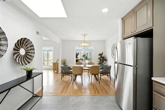 24 Riverton Dr, San Francisco CA: https://media.crmls.org/mediaz/7998edd6-9010-4bfa-af01-3c7939951082.jpg