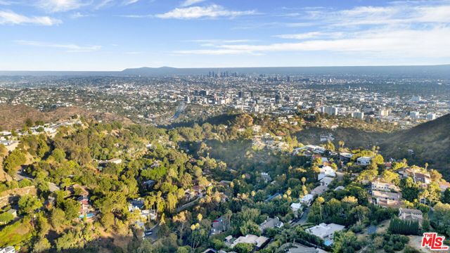 7230 Outpost Cove Drive, Los Angeles CA: https://media.crmls.org/mediaz/79991469-9b87-460f-96c0-35996a857022.jpg