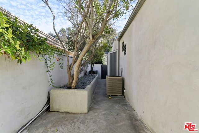 15539 Hamner Drive, Los Angeles CA: https://media.crmls.org/mediaz/799a14e0-6a23-438c-b2b6-8218ab237270.jpg
