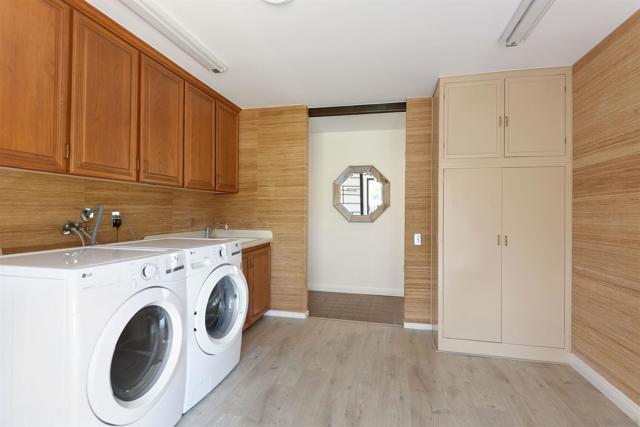 1553 Copa de Oro, La Jolla CA: https://media.crmls.org/mediaz/799a5849-045e-4391-afab-3123c07ab0d7.jpg