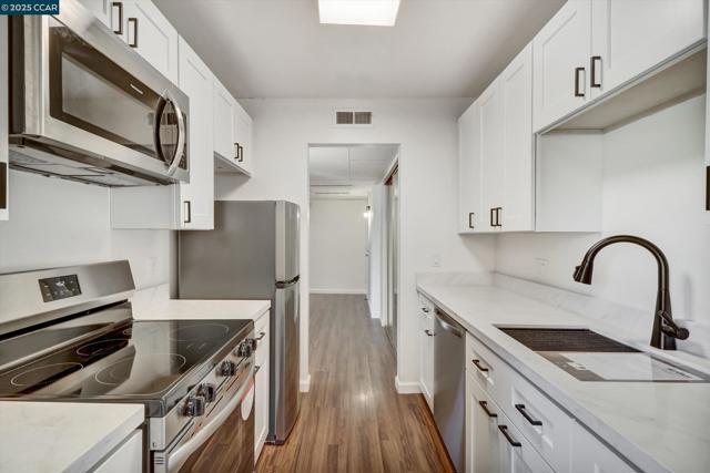 440 N Civic Dr, Walnut Creek CA: https://media.crmls.org/mediaz/799a5b1a-fc2a-48e8-aa57-718148f44341.jpg